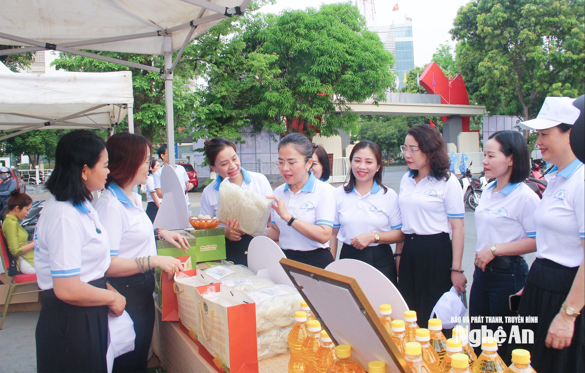 Phụ nữ Nghệ An ra quân hưởng ứng Tháng an toàn thực phẩm- Ảnh 6.