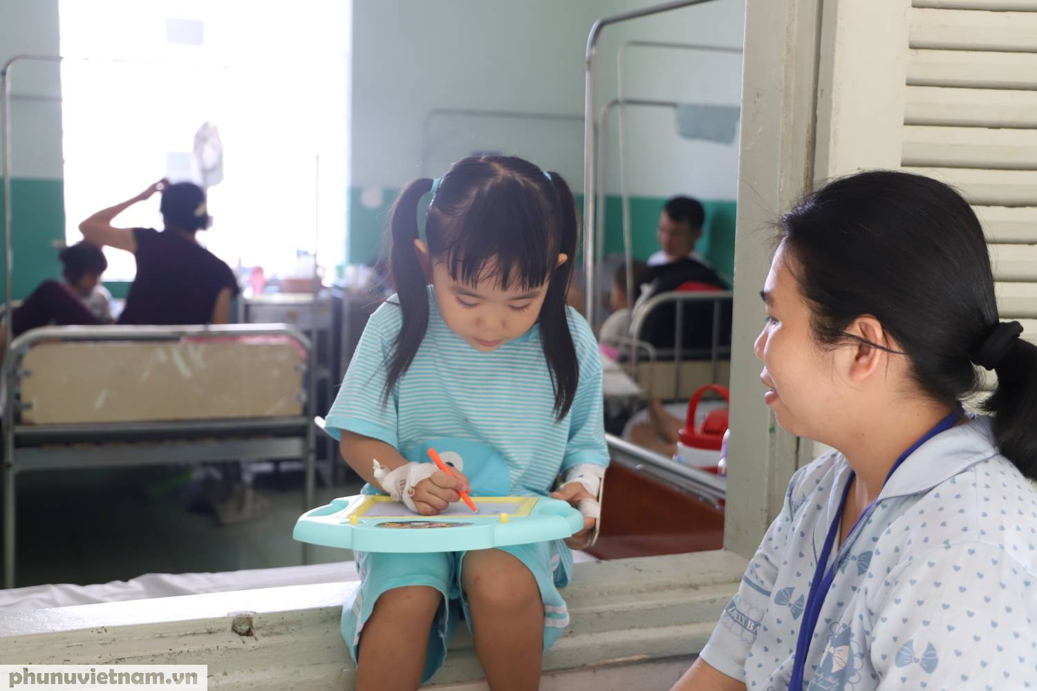 Mẹ trắng đêm chăm con mắc tay chân miệng- Ảnh 1.