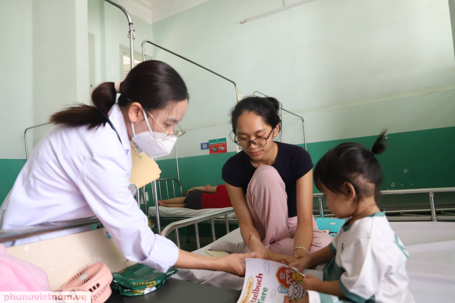 Mẹ trắng đêm chăm con mắc tay chân miệng- Ảnh 2.