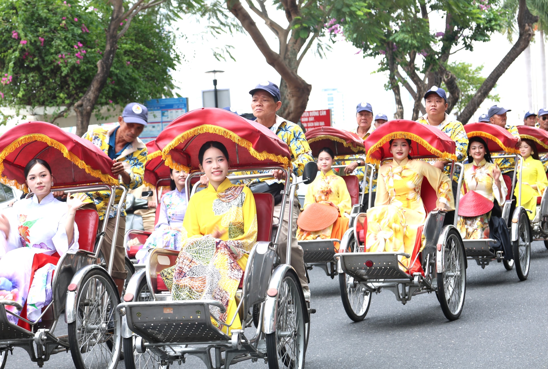 Hơn 1.000 phụ nữ Đà Nẵng diễu hành áo dài bên sông Hàn- Ảnh 1.