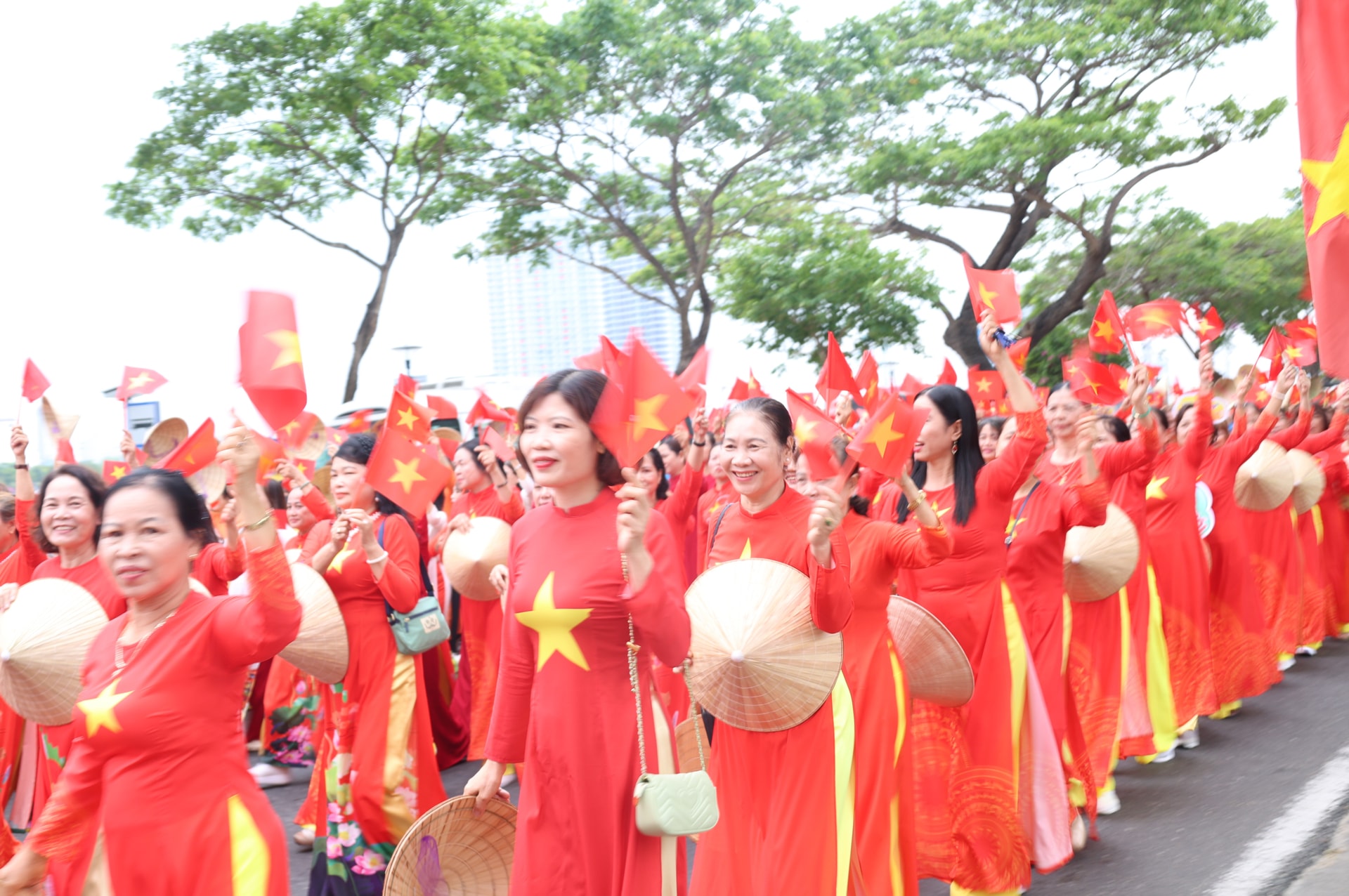 Hơn 1.000 phụ nữ Đà Nẵng diễu hành áo dài bên sông Hàn- Ảnh 2.