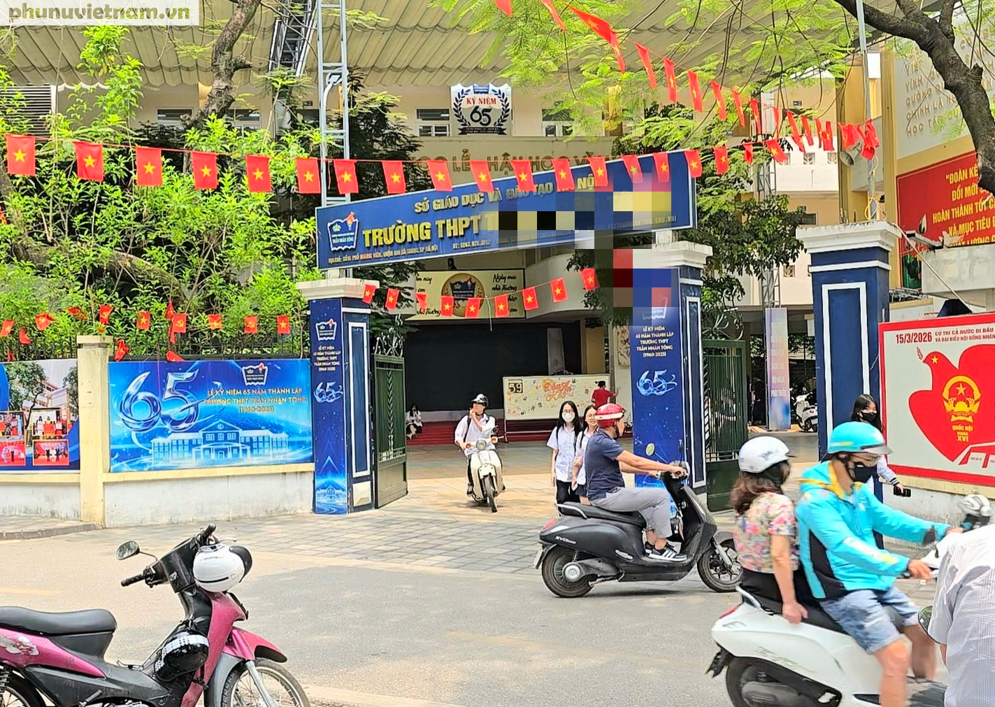 Hà Nội: Học sinh tụ tập hút thuốc quanh cổng trường, đi xe máy không đội mũ bảo hiểm- Ảnh 1.