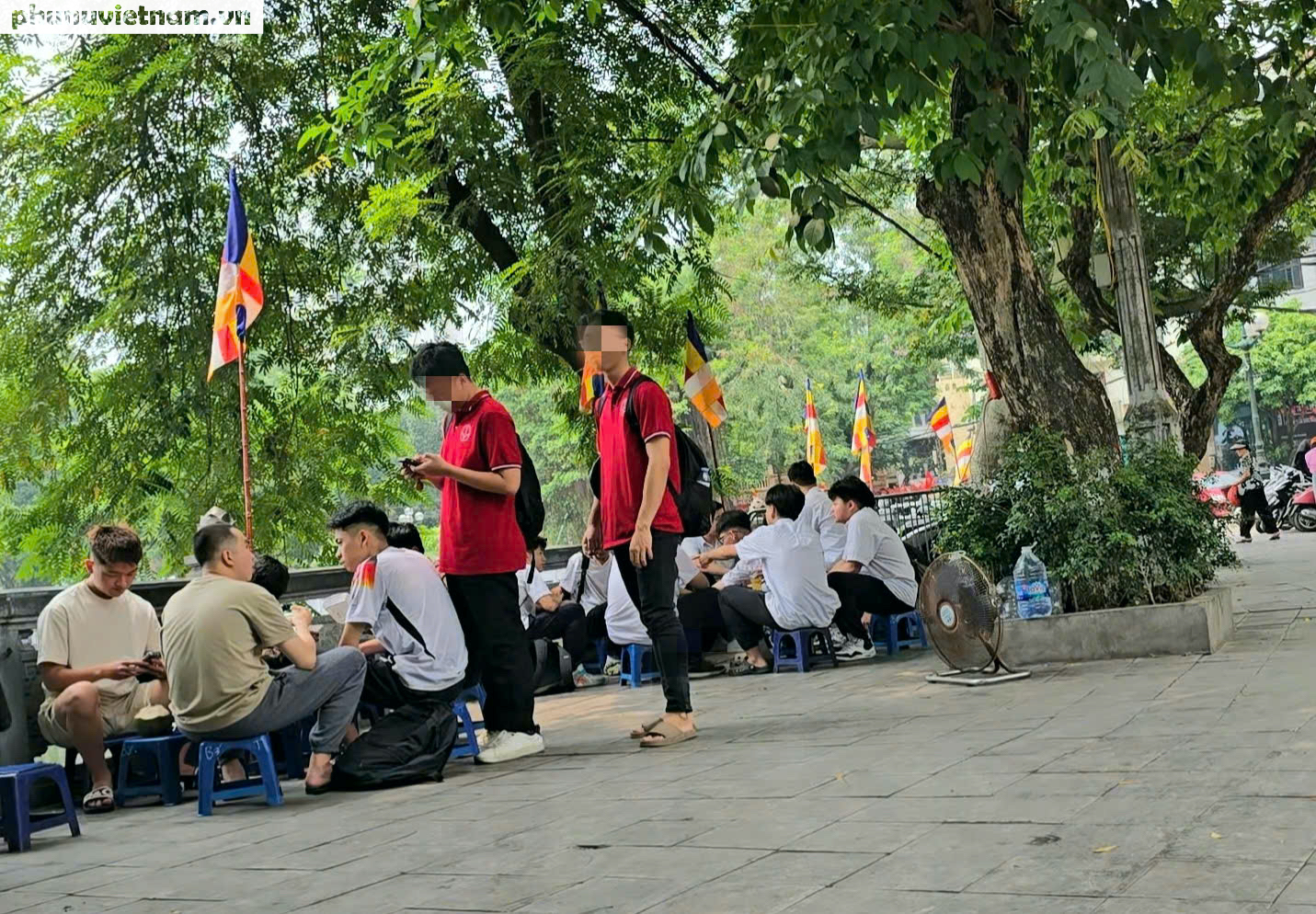 Hà Nội: Học sinh tụ tập hút thuốc quanh cổng trường, đi xe máy không đội mũ bảo hiểm- Ảnh 2.