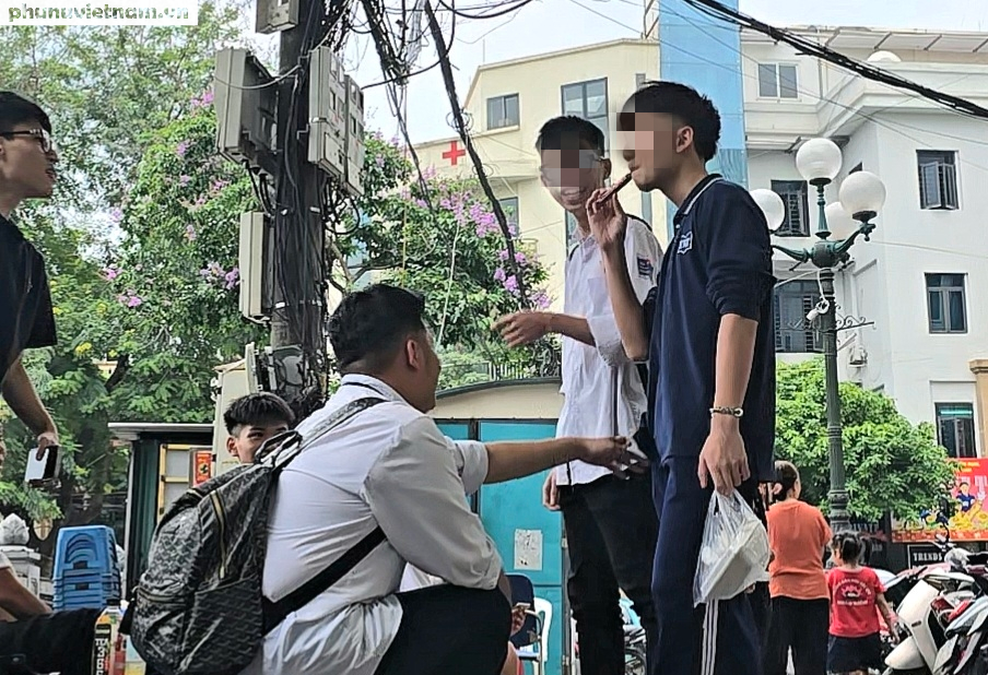 Hà Nội: Học sinh tụ tập hút thuốc quanh cổng trường, đi xe máy không đội mũ bảo hiểm- Ảnh 4.