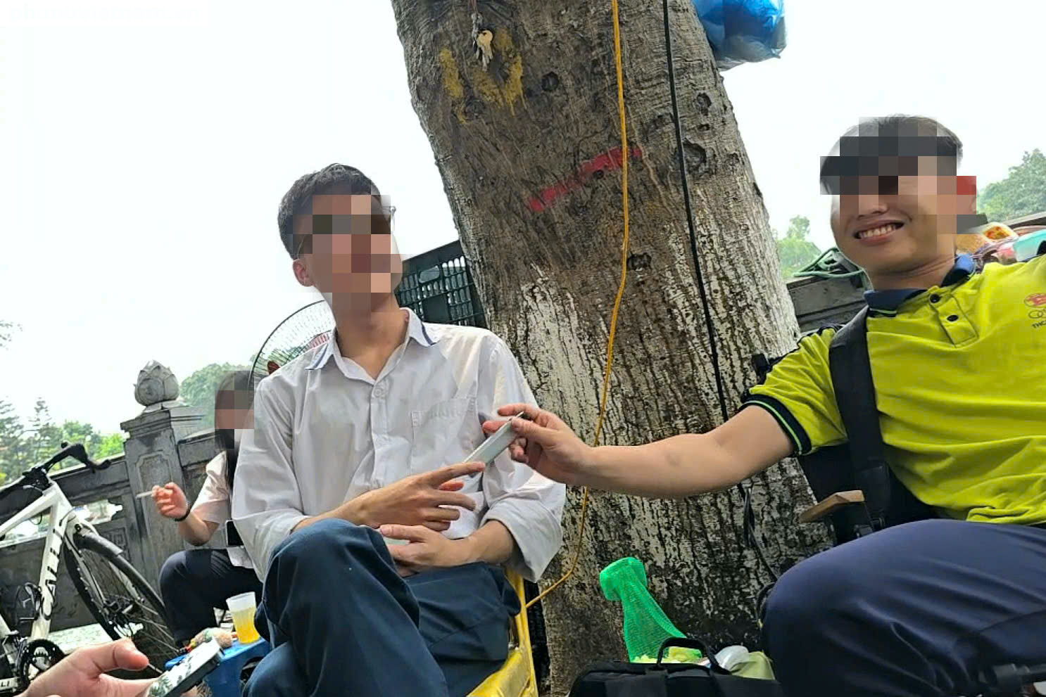 Hà Nội: Học sinh tụ tập hút thuốc quanh cổng trường, đi xe máy không đội mũ bảo hiểm- Ảnh 5.