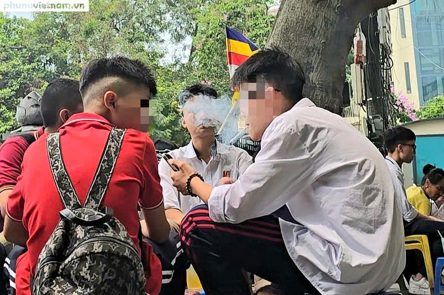Hà Nội: Học sinh tụ tập hút thuốc quanh cổng trường, đi xe máy không đội mũ bảo hiểm- Ảnh 6.