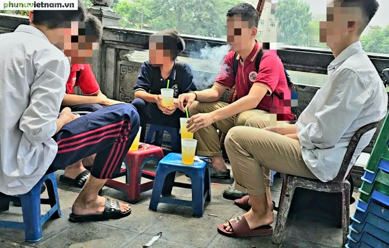 Hà Nội: Học sinh tụ tập hút thuốc quanh cổng trường, đi xe máy không đội mũ bảo hiểm- Ảnh 7.