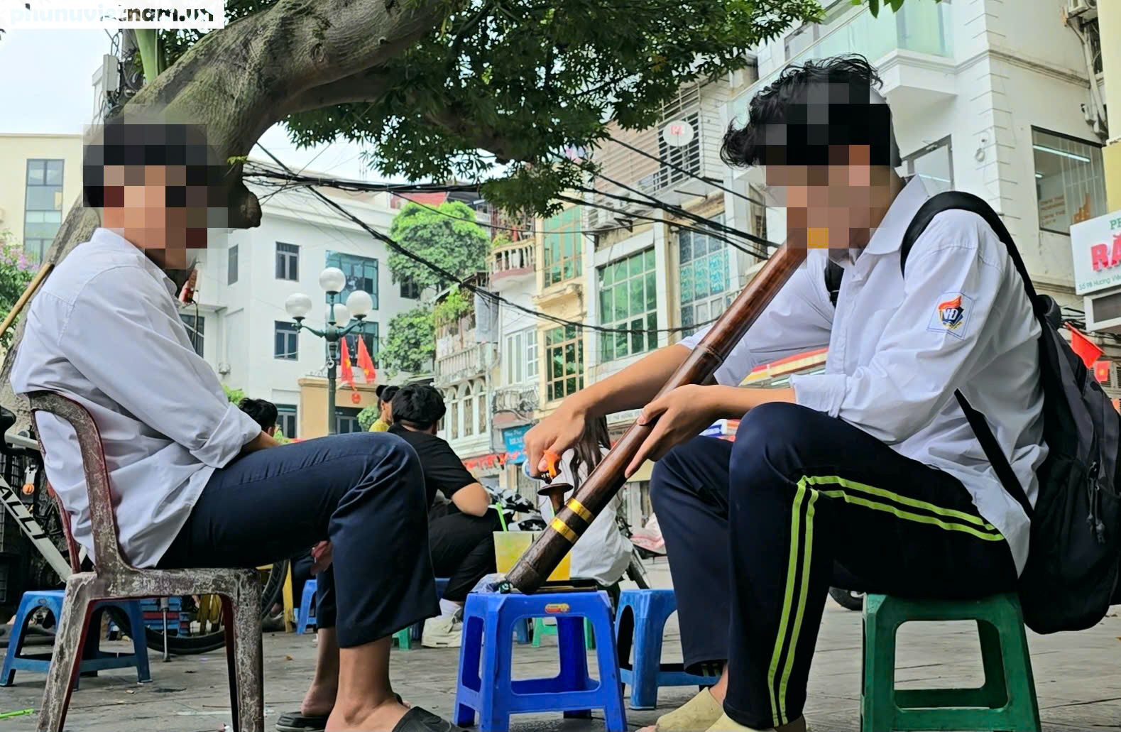 Hà Nội: Học sinh tụ tập hút thuốc quanh cổng trường, đi xe máy không đội mũ bảo hiểm- Ảnh 9.