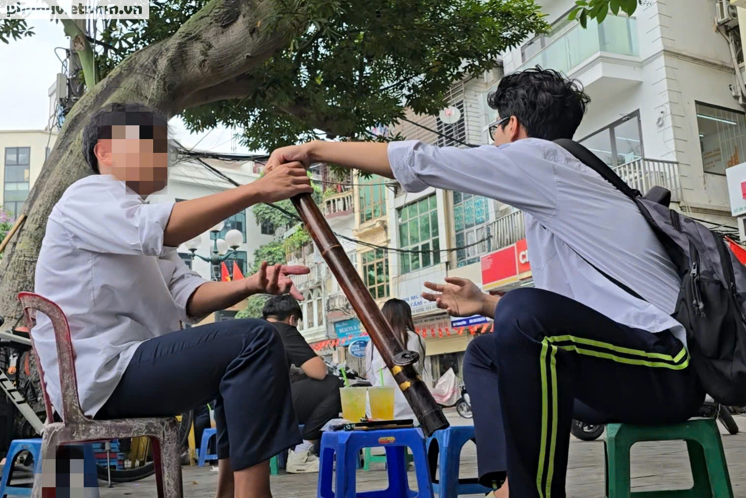 Hà Nội: Học sinh tụ tập hút thuốc quanh cổng trường, đi xe máy không đội mũ bảo hiểm- Ảnh 10.