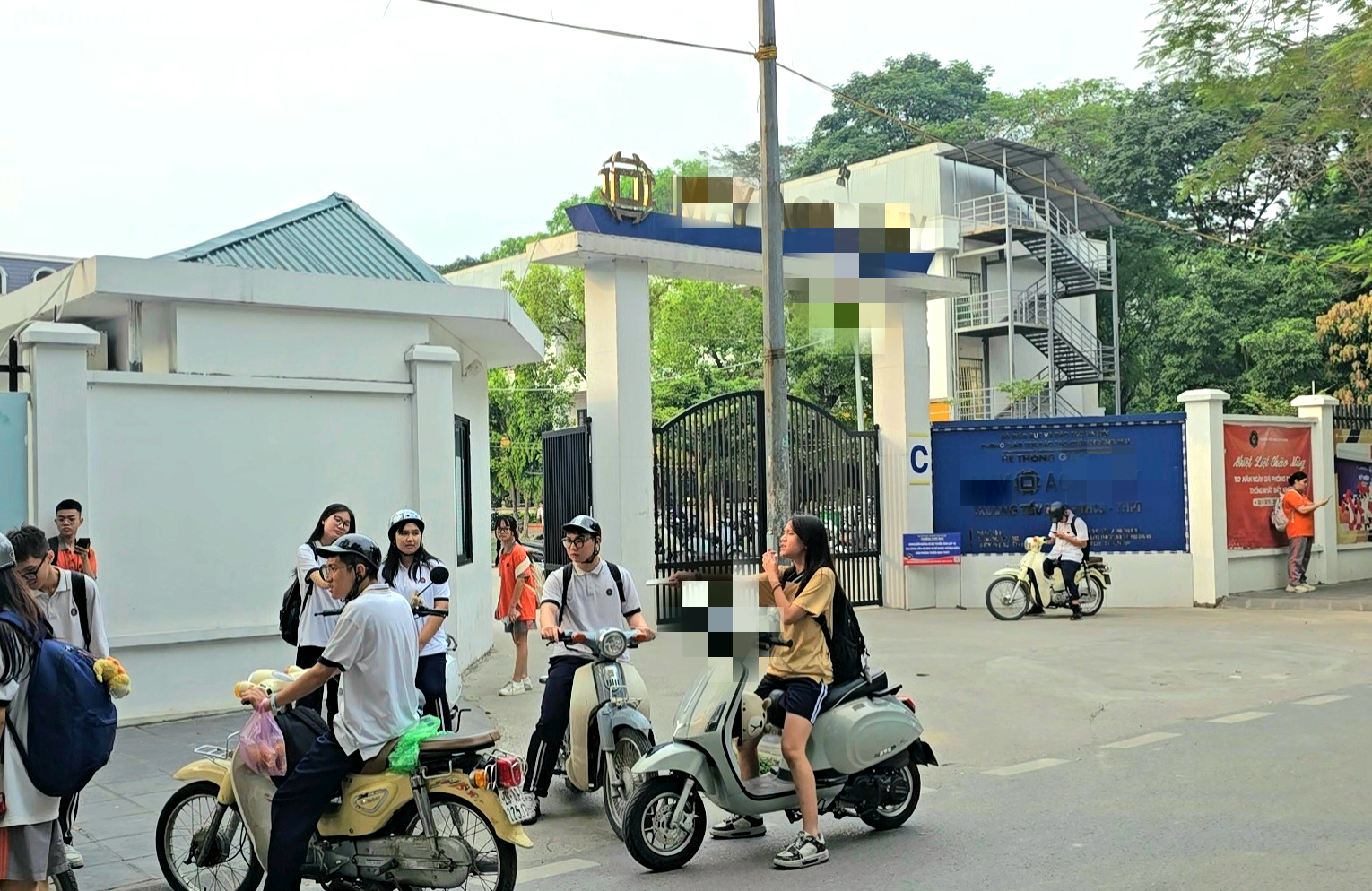 Hà Nội: Học sinh tụ tập hút thuốc quanh cổng trường, đi xe máy không đội mũ bảo hiểm- Ảnh 11.