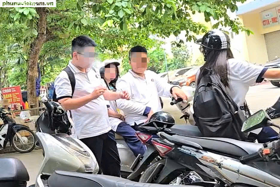 Hà Nội: Học sinh tụ tập hút thuốc quanh cổng trường, đi xe máy không đội mũ bảo hiểm- Ảnh 12.