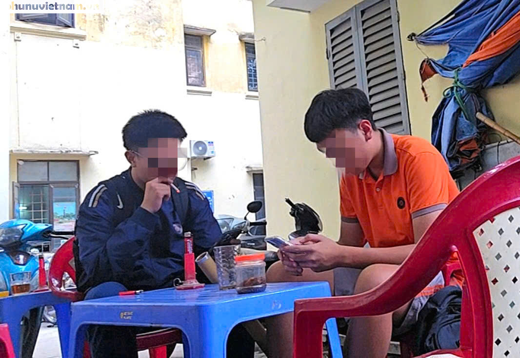 Hà Nội: Học sinh tụ tập hút thuốc quanh cổng trường, đi xe máy không đội mũ bảo hiểm- Ảnh 13.