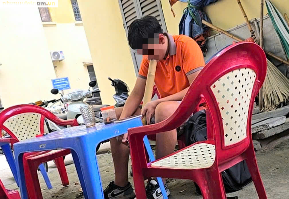 Hà Nội: Học sinh tụ tập hút thuốc quanh cổng trường, đi xe máy không đội mũ bảo hiểm- Ảnh 14.