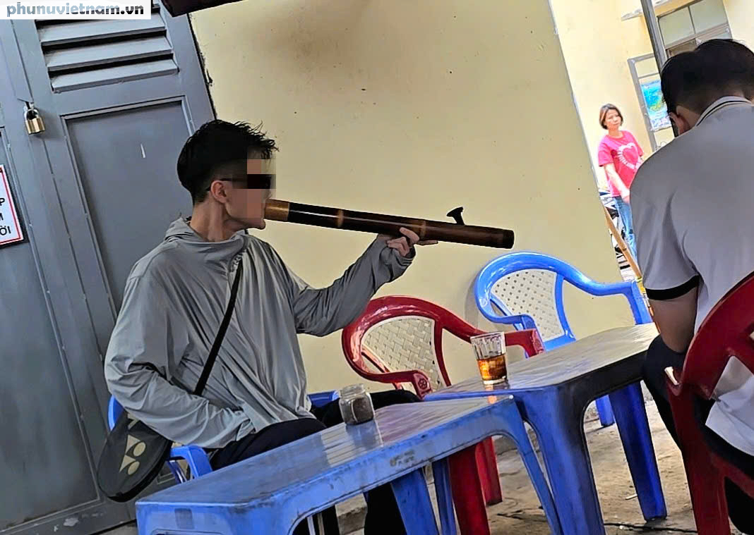 Hà Nội: Học sinh tụ tập hút thuốc quanh cổng trường, đi xe máy không đội mũ bảo hiểm- Ảnh 15.