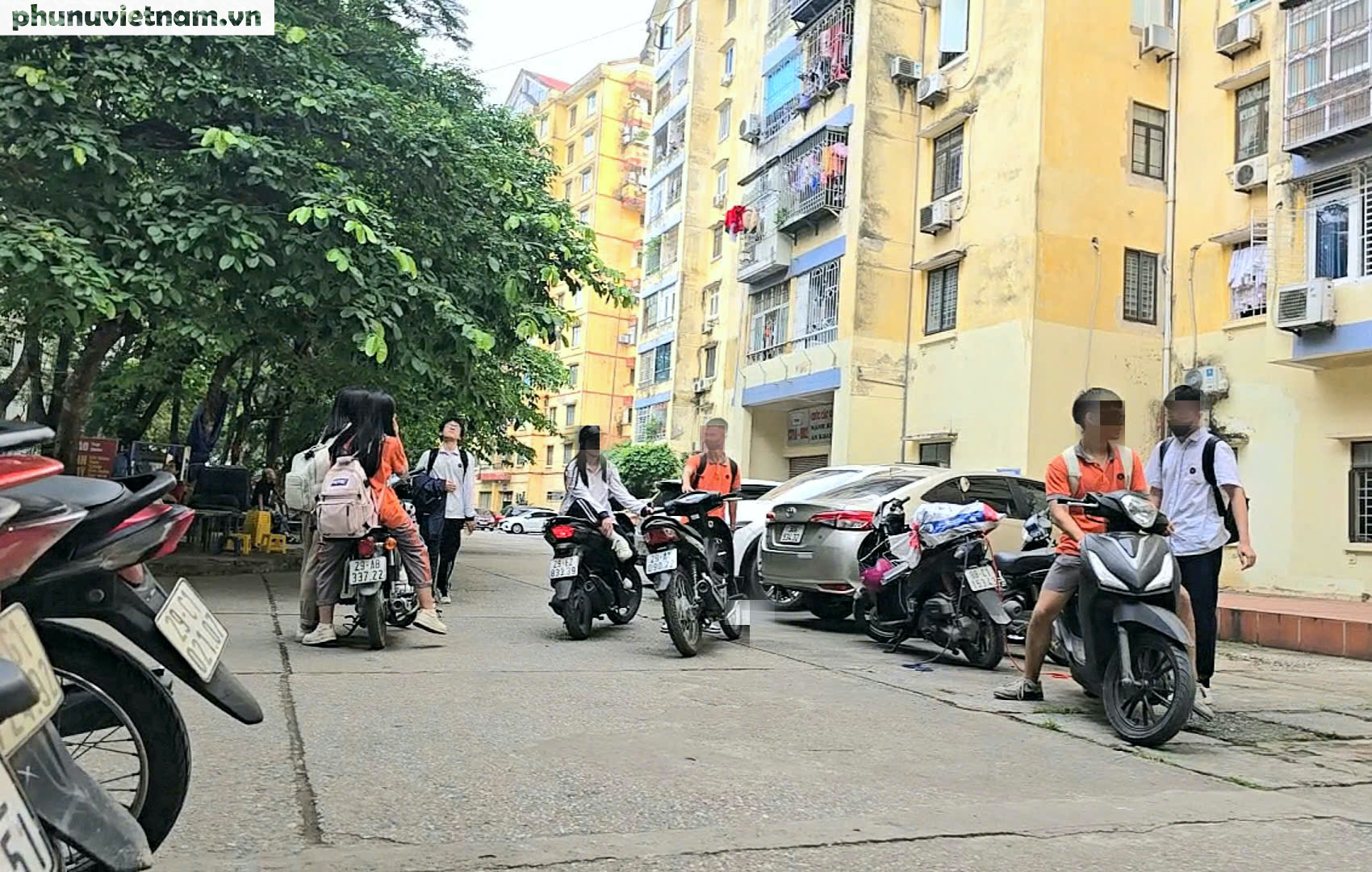 Hà Nội: Học sinh tụ tập hút thuốc quanh cổng trường, đi xe máy không đội mũ bảo hiểm- Ảnh 16.