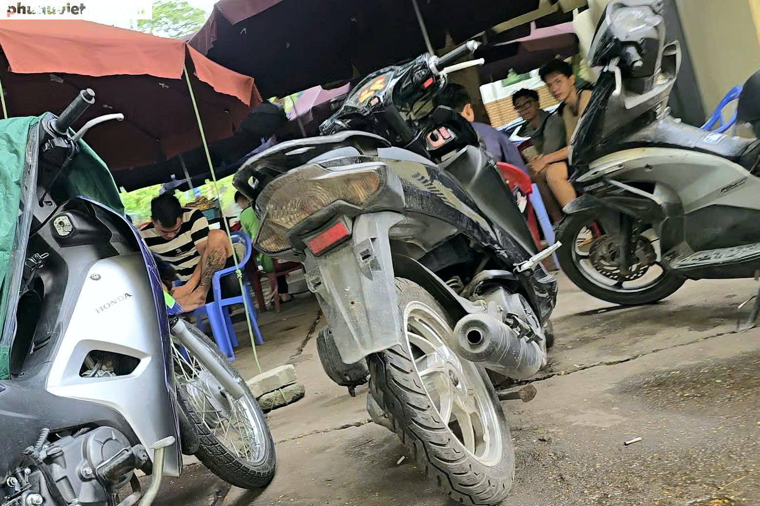 Hà Nội: Học sinh tụ tập hút thuốc quanh cổng trường, đi xe máy không đội mũ bảo hiểm- Ảnh 17.