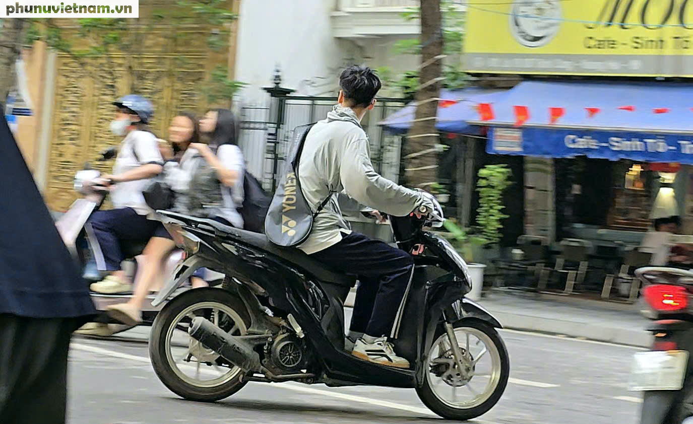 Hà Nội: Học sinh tụ tập hút thuốc quanh cổng trường, đi xe máy không đội mũ bảo hiểm- Ảnh 18.