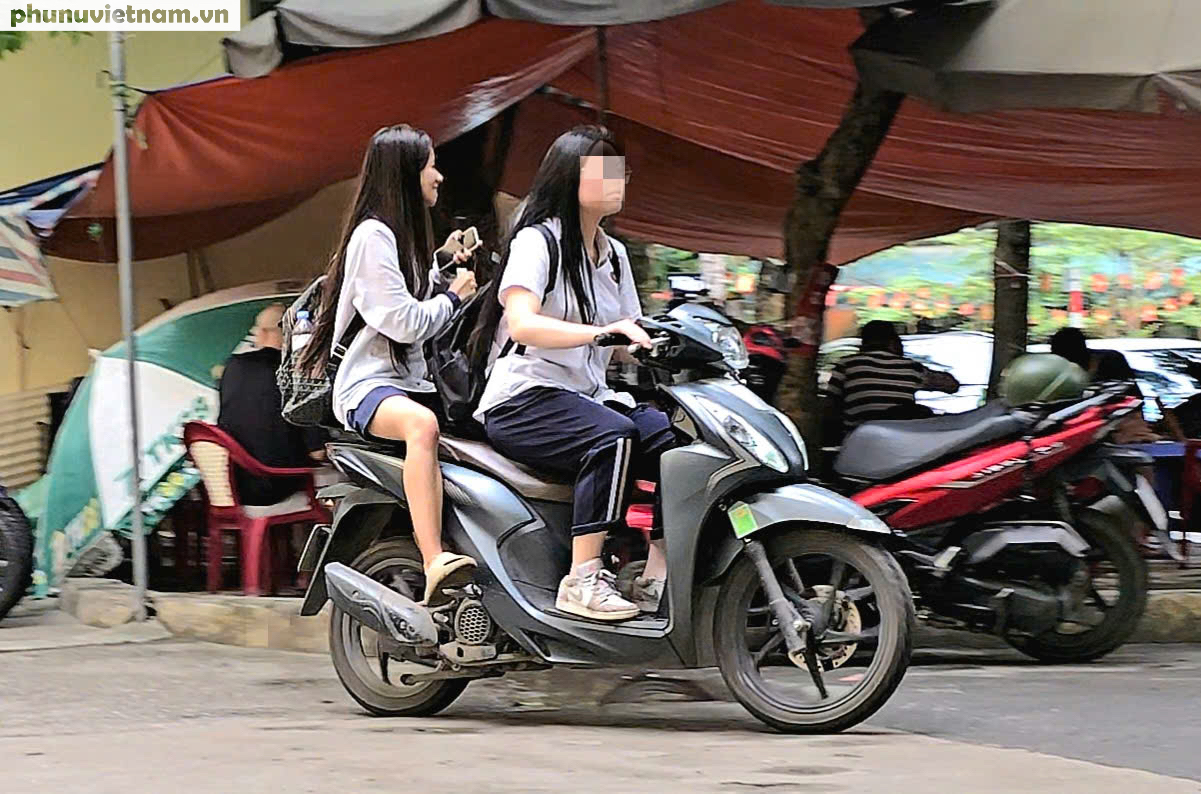 Hà Nội: Học sinh tụ tập hút thuốc quanh cổng trường, đi xe máy không đội mũ bảo hiểm- Ảnh 19.