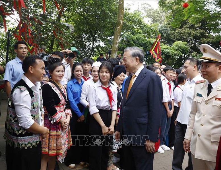 Tổng Bí thư, Chủ tịch nước Tô Lâm gặp gỡ, nói chuyện với bà con Nhân dân tại Đền Hùng- Ảnh 2.