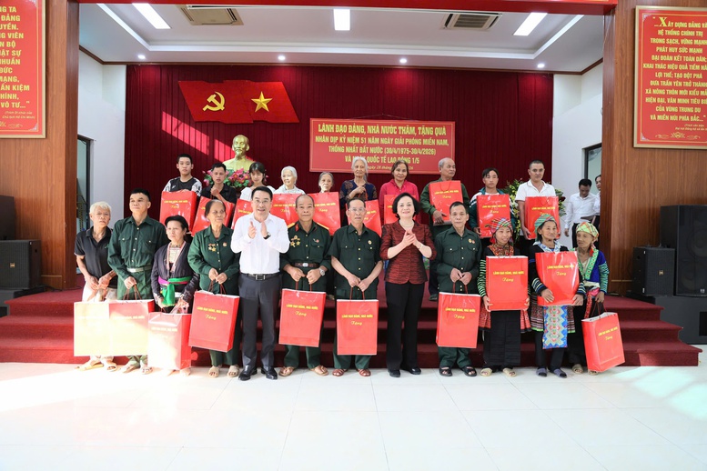 Phó Thủ tướng Phạm Thị Thanh Trà thăm, tặng quà gia đình chính sách, công nhân và hộ nghèo tại Lào Cai- Ảnh 6.