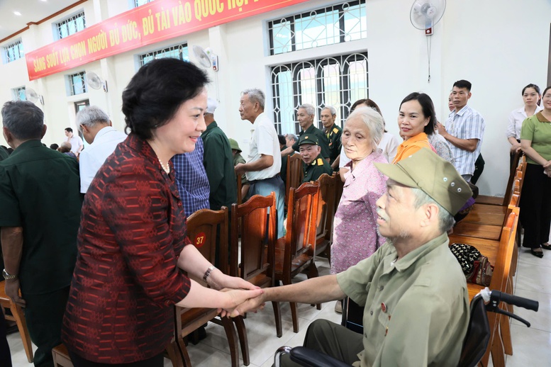 Phó Thủ tướng Phạm Thị Thanh Trà thăm, tặng quà gia đình chính sách, công nhân và hộ nghèo tại Lào Cai- Ảnh 10.