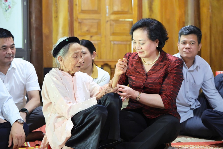 Phó Thủ tướng Phạm Thị Thanh Trà thăm, tặng quà gia đình chính sách, công nhân và hộ nghèo tại Lào Cai- Ảnh 4.