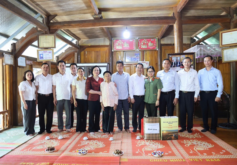 Phó Thủ tướng Phạm Thị Thanh Trà thăm, tặng quà gia đình chính sách, công nhân và hộ nghèo tại Lào Cai- Ảnh 5.