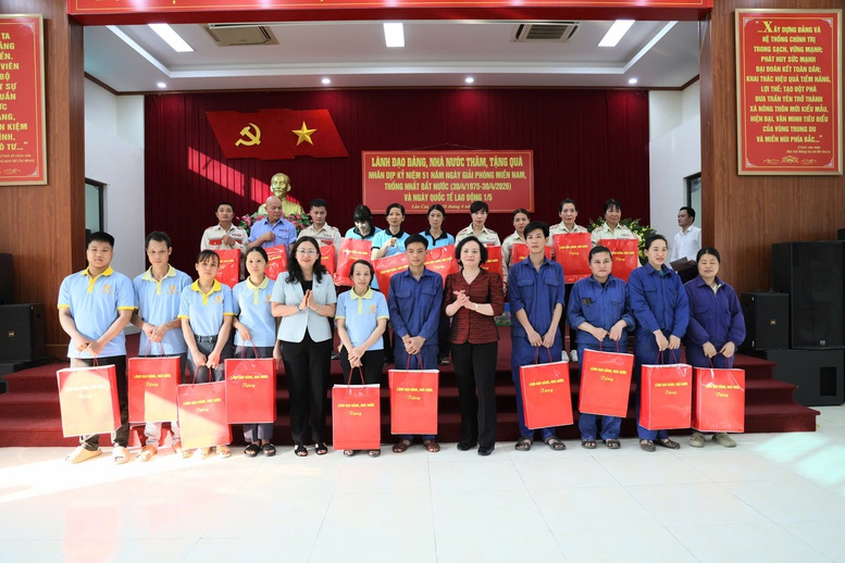 Phó Thủ tướng Phạm Thị Thanh Trà thăm, tặng quà gia đình chính sách, công nhân và hộ nghèo tại Lào Cai- Ảnh 8.