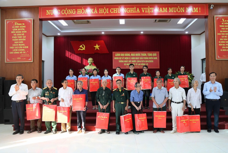 Phó Thủ tướng Phạm Thị Thanh Trà thăm, tặng quà gia đình chính sách, công nhân và hộ nghèo tại Lào Cai- Ảnh 9.