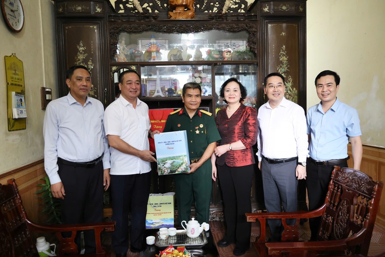 Phó Thủ tướng Phạm Thị Thanh Trà thăm, tặng quà gia đình chính sách, công nhân và hộ nghèo tại Lào Cai- Ảnh 1.