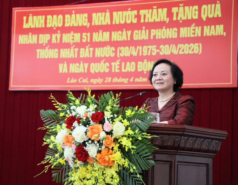 Phó Thủ tướng Phạm Thị Thanh Trà thăm, tặng quà gia đình chính sách, công nhân và hộ nghèo tại Lào Cai- Ảnh 11.