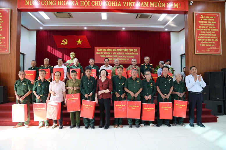 Phó Thủ tướng Phạm Thị Thanh Trà thăm, tặng quà gia đình chính sách, công nhân và hộ nghèo tại Lào Cai- Ảnh 7.