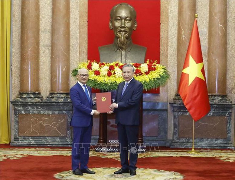 Tổng Bí thư, Chủ tịch nước Tô Lâm trao quyết định bổ nhiệm 5 Đại sứ Việt Nam tại nước ngoài- Ảnh 1.