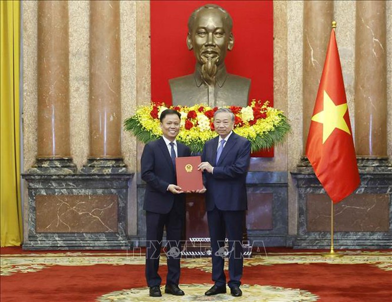 Tổng Bí thư, Chủ tịch nước Tô Lâm trao quyết định bổ nhiệm 5 Đại sứ Việt Nam tại nước ngoài- Ảnh 4.