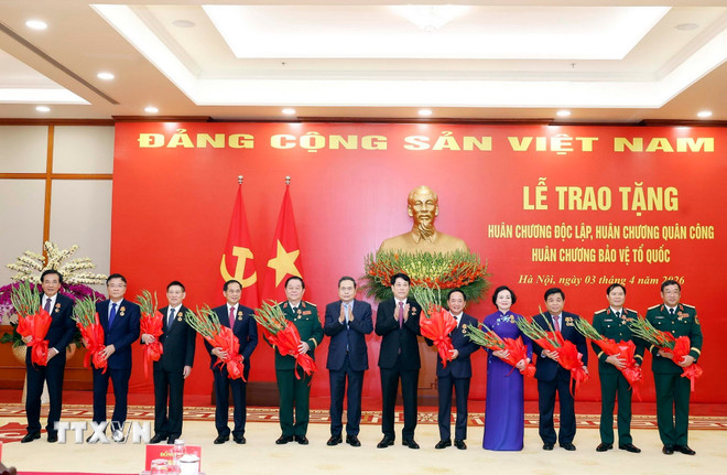 Trao tặng Huân chương cao quý cho các lãnh đạo Đảng, Nhà nước và cán bộ cấp cao- Ảnh 1.