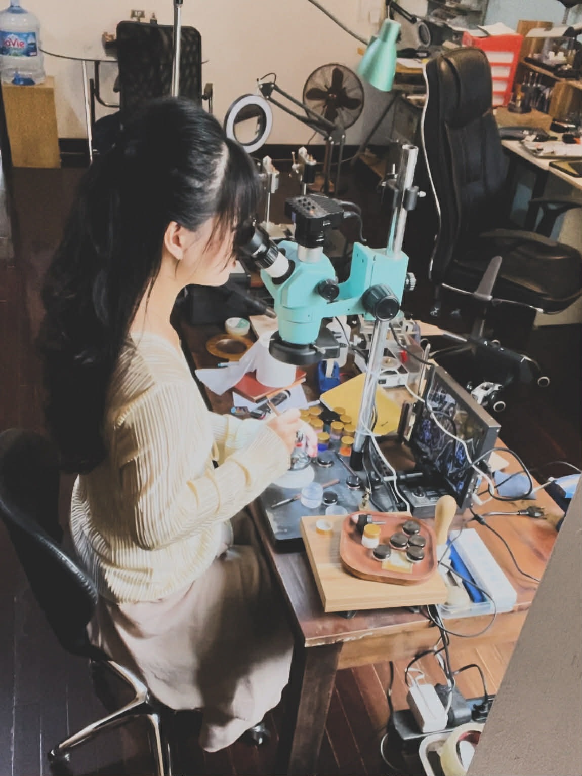 Cô gái 9X mở cánh cửa việc làm cho người khiếm thính từ di sản pháp lam- Ảnh 3. Cô gái 9X mở cánh cửa việc làm cho người khiếm thính từ di sản pháp lam- Ảnh 3.