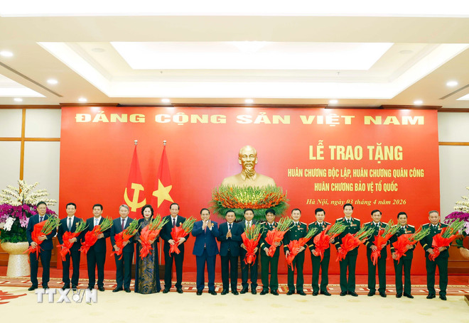 Trao tặng Huân chương cao quý cho các lãnh đạo Đảng, Nhà nước và cán bộ cấp cao- Ảnh 2.
