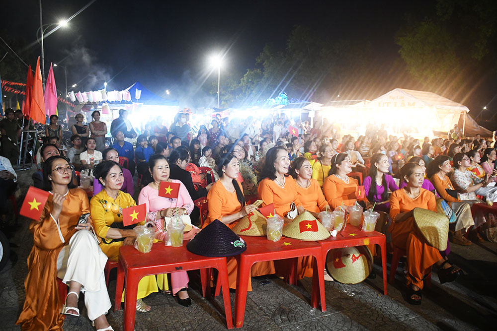 Ngày hội Phụ nữ Bến Tre duyên dáng với áo dài Việt Nam- Ảnh 1.