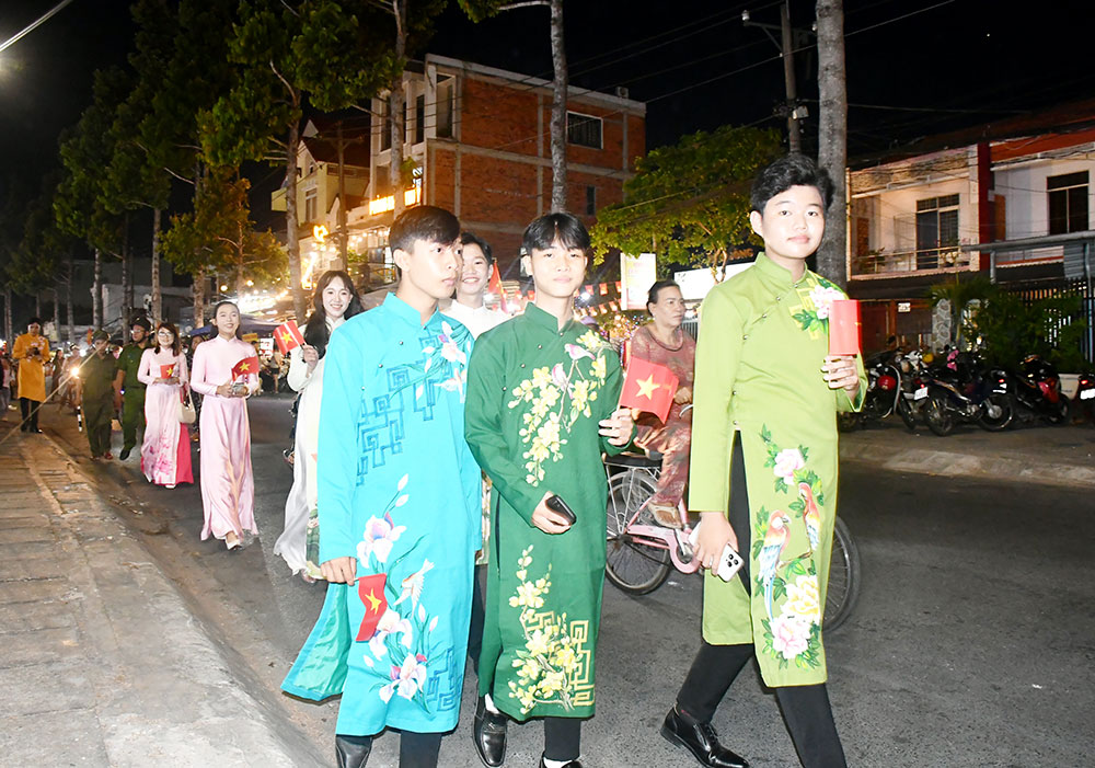Ngày hội Phụ nữ Bến Tre duyên dáng với áo dài Việt Nam- Ảnh 4.