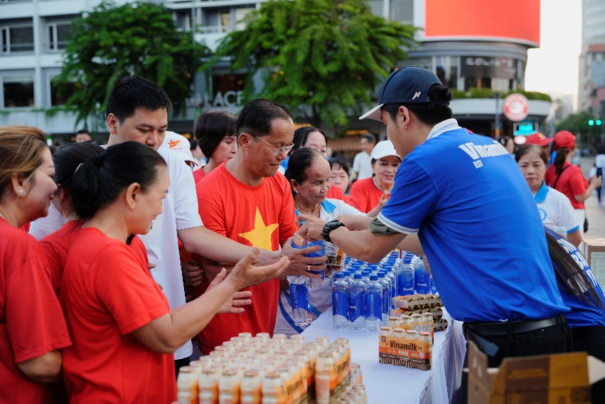 Vinamilk đồng hành cùng ngành Y tế TPHCM chăm sóc sức khỏe cộng đồng- Ảnh 4.