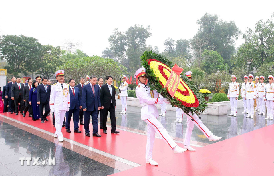 Đại biểu Quốc hội khóa XVI vào Lăng viếng Chủ tịch Hồ Chí Minh- Ảnh 7.
