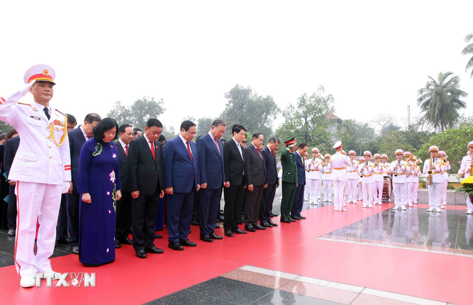 Đại biểu Quốc hội khóa XVI vào Lăng viếng Chủ tịch Hồ Chí Minh- Ảnh 8.