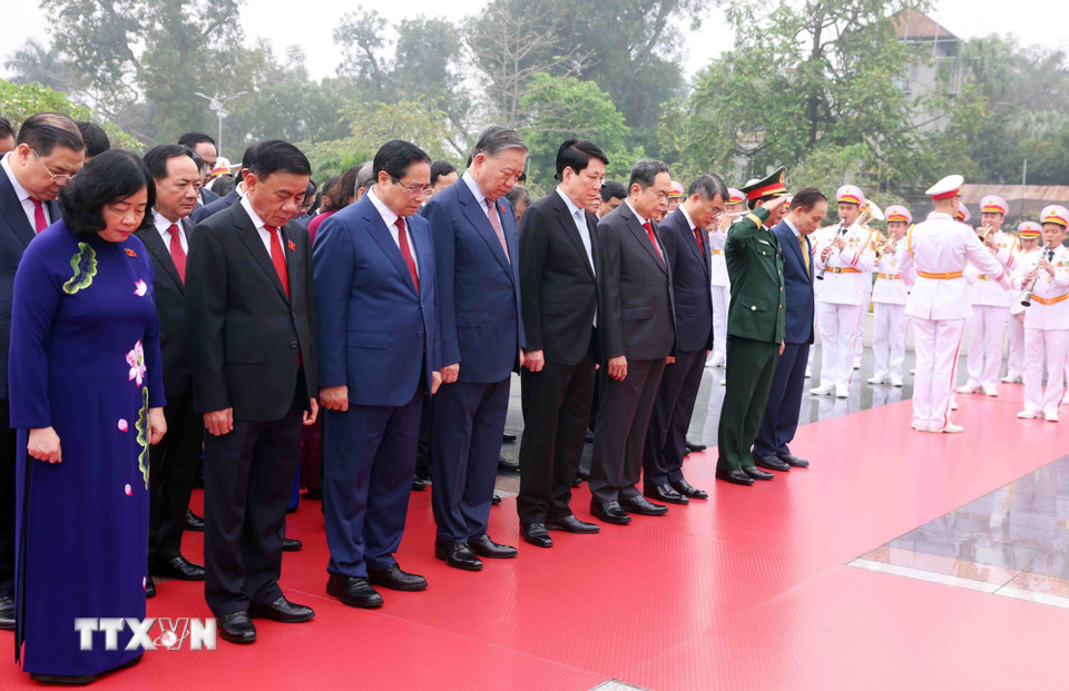 Đại biểu Quốc hội khóa XVI vào Lăng viếng Chủ tịch Hồ Chí Minh- Ảnh 9.