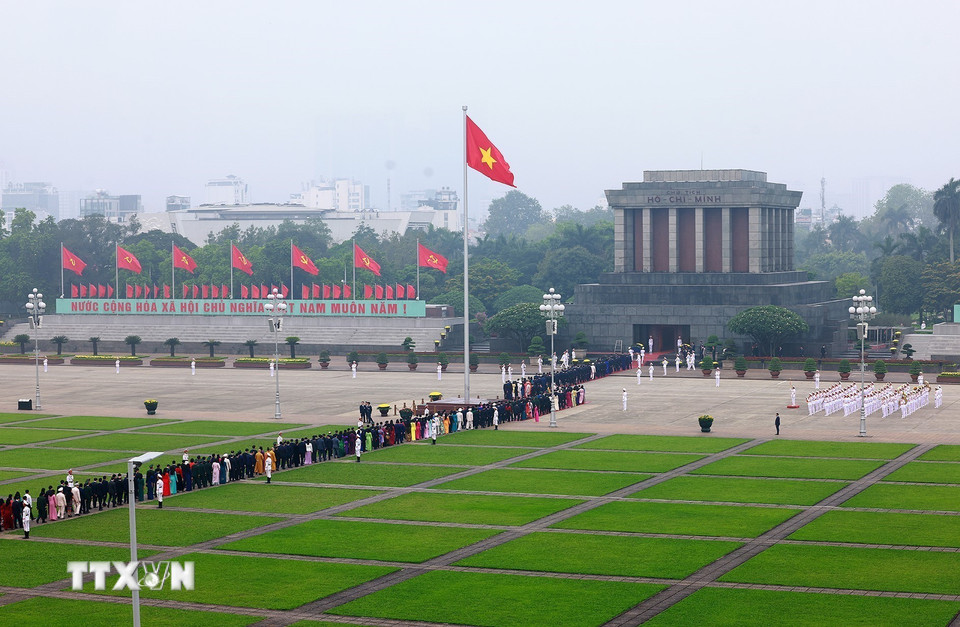 Đại biểu Quốc hội khóa XVI vào Lăng viếng Chủ tịch Hồ Chí Minh- Ảnh 1.