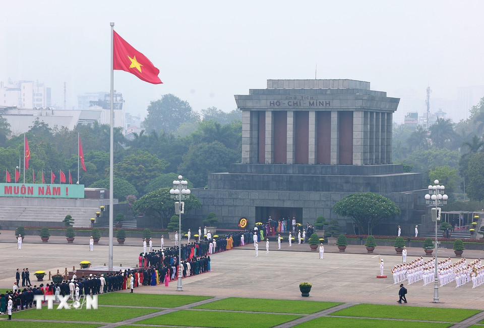 Đại biểu Quốc hội khóa XVI vào Lăng viếng Chủ tịch Hồ Chí Minh- Ảnh 2.