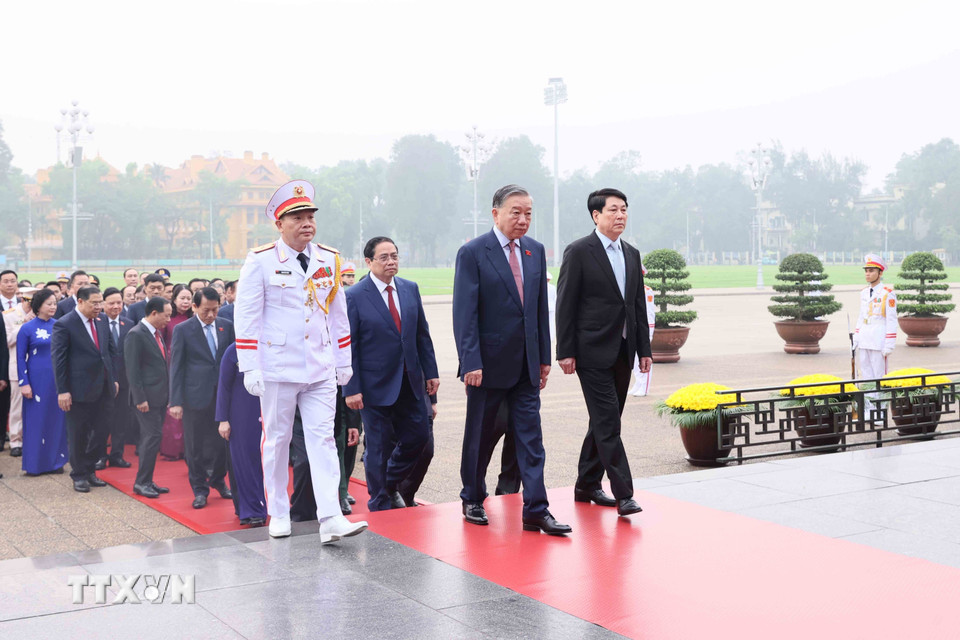 Đại biểu Quốc hội khóa XVI vào Lăng viếng Chủ tịch Hồ Chí Minh- Ảnh 3.