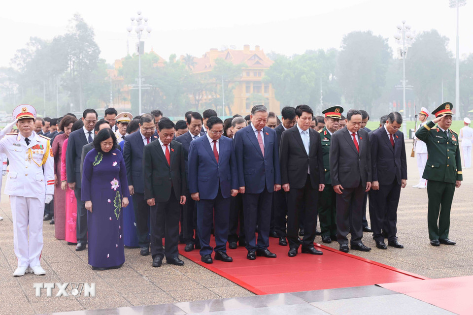 Đại biểu Quốc hội khóa XVI vào Lăng viếng Chủ tịch Hồ Chí Minh- Ảnh 5.