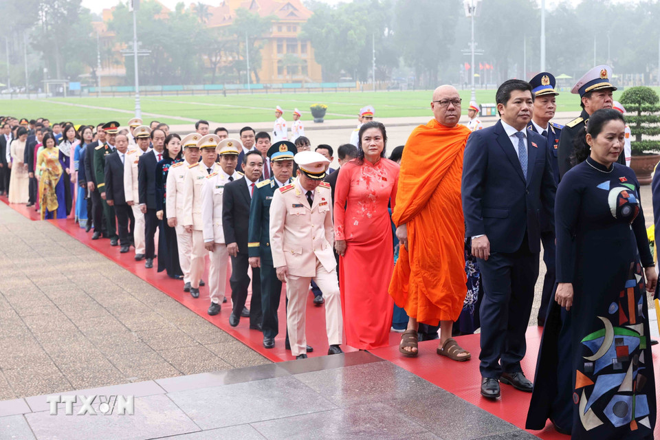 Đại biểu Quốc hội khóa XVI vào Lăng viếng Chủ tịch Hồ Chí Minh- Ảnh 6.