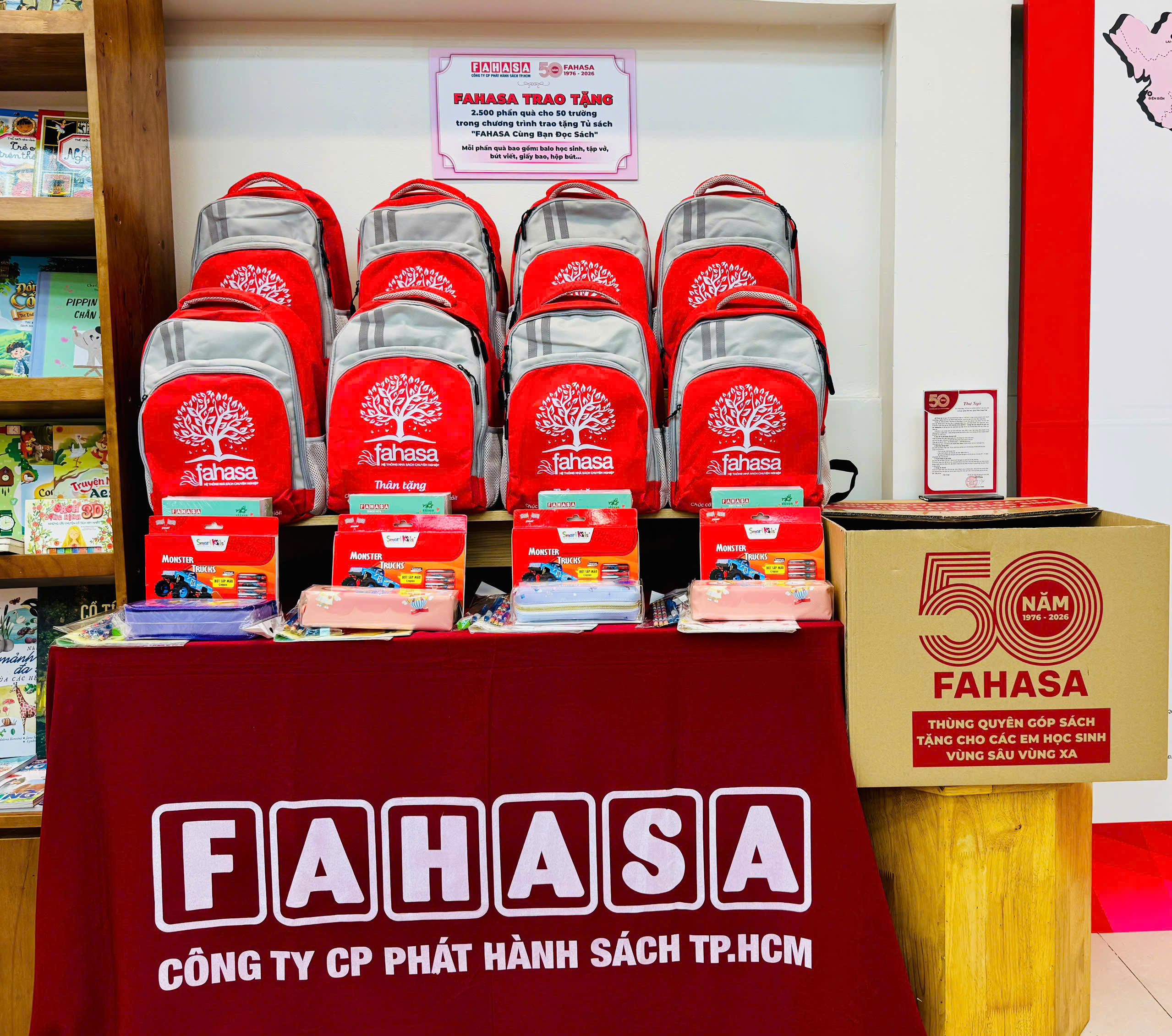 Trao tặng 50 tủ sách cho các trường học- Ảnh 2. Trao tặng 50 tủ sách cho các trường học- Ảnh 2.