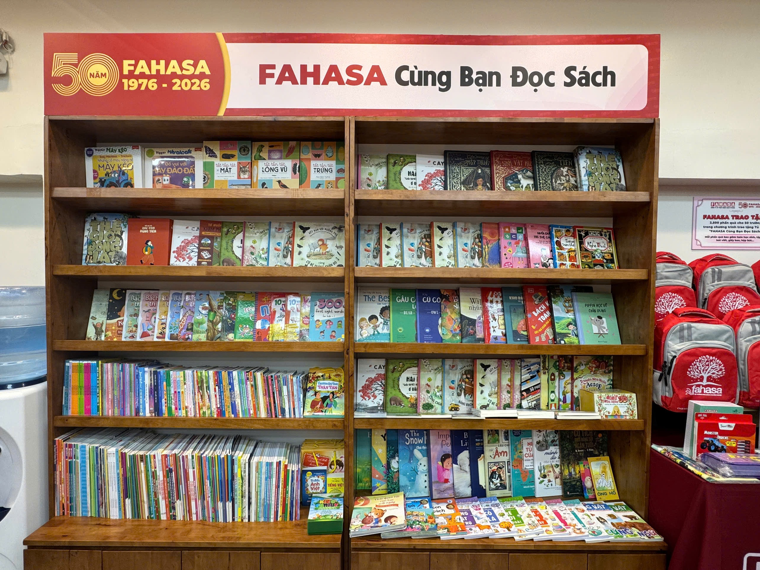 Trao tặng 50 tủ sách cho các trường học- Ảnh 1. Trao tặng 50 tủ sách cho các trường học- Ảnh 1.